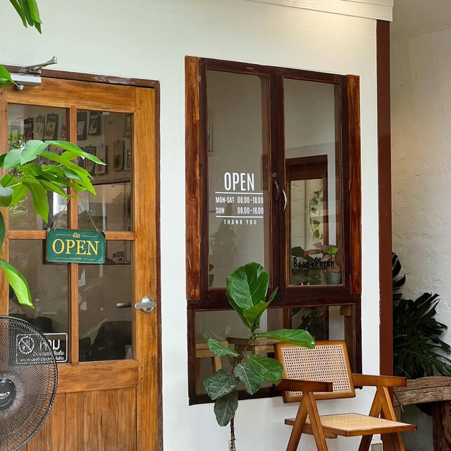 📍 Baan-Pheun “บ้านเพื่อน” – คาเฟ่มินิมอล