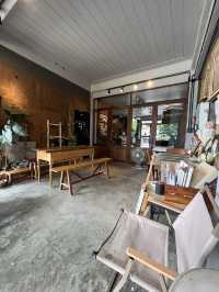 ธรรมดา…นั่งแล้วไม่อยากกลับ คาเฟ่แมวริมน้ำจันบูร