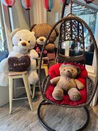 Lee’s Café & Bar: Where Every Table Has a Teddy