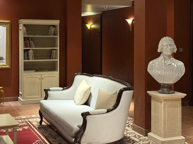 Castle Stay in the Clouds: Mercure Danang French Village