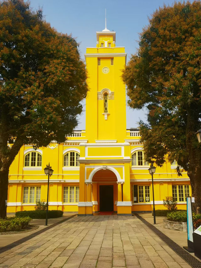 🌸 Golden Walls & Red Blossoms — A Literary Spring at Zhongshan Library