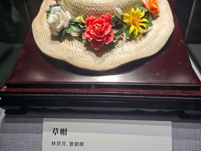Beautiful porcelain and paintings at China Art Museum