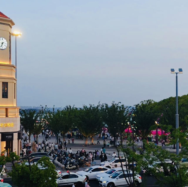 Discovering Jinji Lake, A Modern Urban Oasis Discovering Jinji Lake, A Modern Urban Oasis