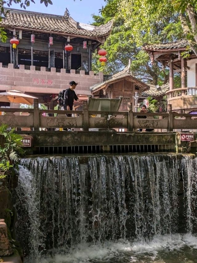 Huanglongxi Ancient Town มีอายุมากกว่า 1,700 ปี