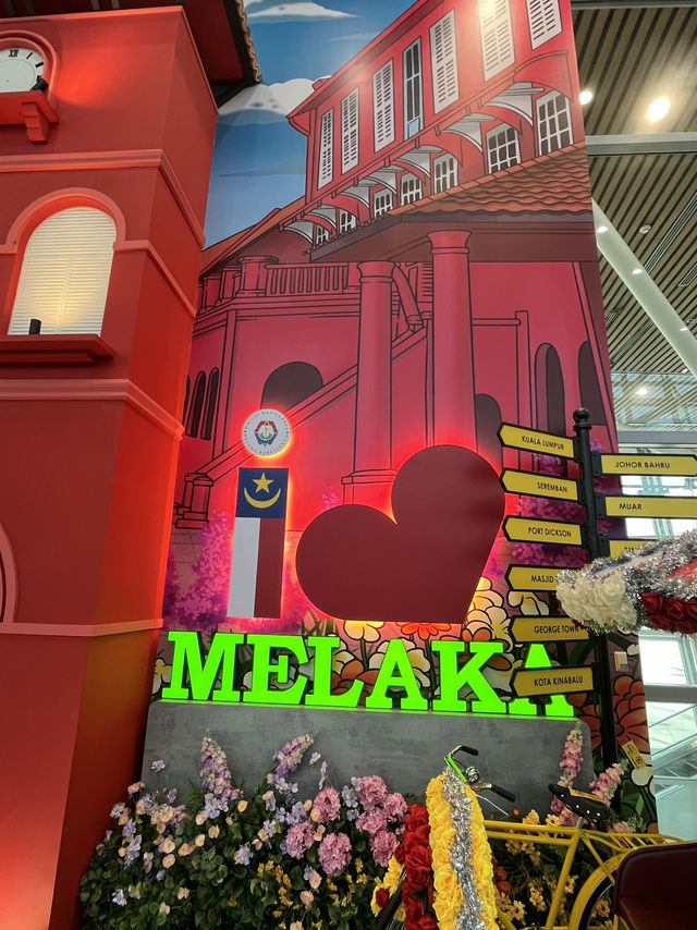 📸 Why is Melaka Red in the airport?! Heritage Vibes at KLIA1 – Melaka Corner!