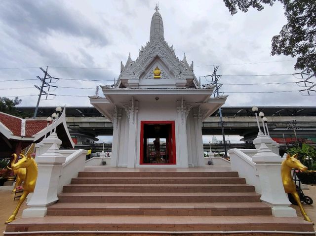 พามาสักการะสถานที่ศักดิ์สิทธิ์เมืองนนทบุรี