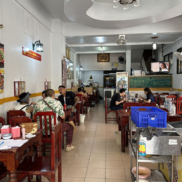 🥢 ข้าวซอยไก่เข้มข้นที่ร้านเนื้อตุ๋นรสเยี่ยมนิมมาน