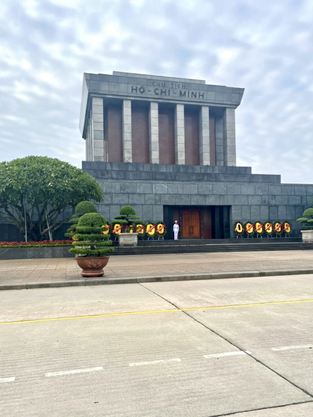 เยือนสุสานโฮจิมินห์ สถานที่ประวัติศาสตร์เวียดนาม เยือนสุสานโฮจิมินห์ สถานที่ประวัติศาสตร์เวียดนาม