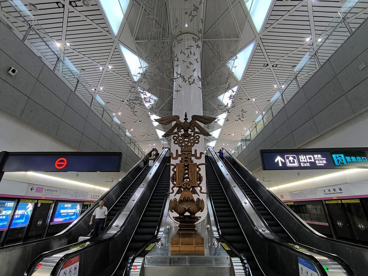 #9月好去處2025
#中國 #武漢 #天河機場 #仙桃水鄉 #遊船
抵達武漢天河機場,機場很讚,高挑採光又好👍立馬來走行程囉~
先來到仙桃水鄉搭船,湖面寬闊,第一次看到這種景色,旁邊兩旁的樹林,筆直又整齊,這些水杉林立少說數干株。
再到荊州武聖廟,再登荊州城牆,一體當時的城門氣魄。
#水杉樹林 #荊州武聖廟 #荊州城牆