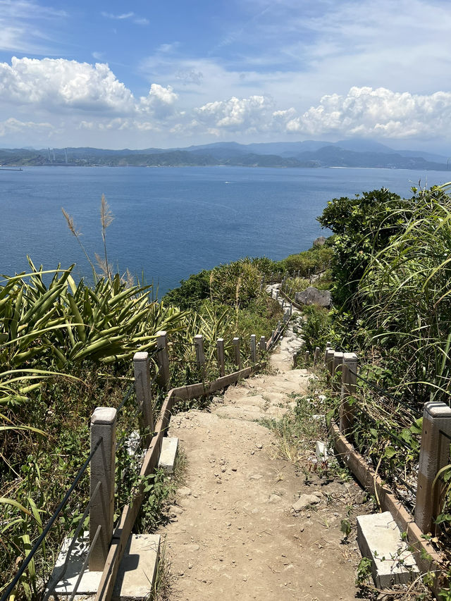 基隆｜基隆嶼（下集）—登頂步道 × 島燈塔：把東北角的海天收進 360° 的藍 💙🏝️
