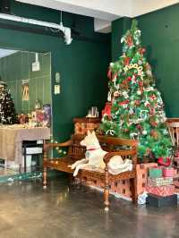 무드비☕ — 따뜻한 조명 아래에서 머무는 포근한 오후