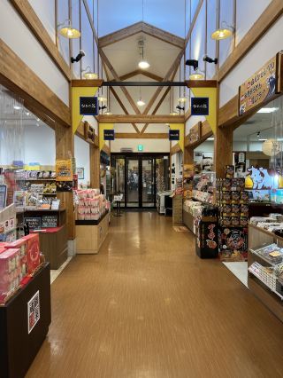 ถ้าสนใจคานาซาวะ นานาโอะ และโนโตะอยู่แล้ว บอกเลยว่าห้ามพลาดถนนเฮียวมิ คามิยะ ครั้งนี้ที่ผ่านเมืองเฮียวมิ! ถึงแม้ตัวถนนจะไม่ใหญ่มาก แต่ภายในก็ครบครันสุดๆ ทั้งของที่ระลึก ซาชิมิอาหารทะเลแท้ๆ หรือแม้แต่ผลไม้ให้เก็บได้ ที่เซอร์ไพรส์ที่สุดคือฟักทองขายในร้าน รสชาติและหน้าตาก็อร่อยถูกปาก ราคา 864 เยน เป็นกันเองสุดๆ! บางคนอาจจะบอกว่า "ถึงจะไม่ใช่จุดชมวิวที่กว้างใหญ่ แต่ที่นี่สุดยอดมาก" บอกเลยว่าคุ้มค่าแก่การมาเดินชม ไม่ว่าจะซื้อของฝากหรือลิ้มลองรสชาติน้ำแข็งแท้ๆ ก็ตาม

แนะนำรายการสินค้าแนะนำ

ก่อนอื่นต้องเริ่มจากบ่อแช่เท้าฮิมิบันยาไก! พอได้แช่เท้าแล้ว สัมผัสได้ถึงลมหายใจของทะเล🤤 ถนนเฮียวมิ คามิยะ ให้ความรู้สึกเหมือนอยู่ในห้องจัดแสดงนิทรรศการ ท่ามกลางสายลมหนาวหรือหลังจากเล่นเครื่องเล่นใกล้ๆ ก็มาแช่เท้า ผ่อนคลายและผ่อนคลายอย่างแท้จริงได้เลย หลังจากแช่น้ำเสร็จ คุณสามารถเดินตรงไปยังด้านในของถนนคามิยะได้เลย มีแผงขายสัตว์น้ำ ผลไม้สดจากแหล่งผลิต และร้านขายของที่ระลึกเฉพาะทางมากมาย คุณสามารถซื้อของที่ระลึกกลับบ้านได้โดยไม่ต้องเดิน

🔗บ่อแช่เท้าฮิมิบันยาไก
ที่อยู่: 935-0004 Kitaoomachi, 25-5 Himi, Toyama Prefecture
เวลาเปิดทำการ: 08:30-18:00 น. ตลอดปี

หลังจากออกจากถนนคามิยะแล้ว ขอแนะนำให้ลองชิมอาหารทะเลท้องถิ่นระหว่างทาง มีร้านซูชิซาชิมิมากมายในย่านถนนคามิยะ อาหารทะเลแช่แข็งมีราคาสมเหตุสมผล ทำอาหารทานเองที่บ้านหรือซื้อเป็นของฝากก็สะดวกสบาย อย่าลืมแวะชมแผงขายผลไม้ตามฤดูกาล ฟักทอง แตงโมฮันนี่ดิว และแอปเปิล เดินเล่นจากห้องจัดแสดงนิทรรศการและเดินออกไปได้ใกล้ๆ ท่าเรือเฮียวมิ อากาศโดยรอบสดชื่น เดินเล่นจิบกาแฟชิลล์ๆ ก็เป็นอีกทางเลือกหนึ่งที่น่าสนใจ

เคล็ดลับน่ารู้

- ข้อควรระวังในการเดินทาง: ถนนฮิเดมิบันยะเป็นจุดแวะพักระหว่างทางจากคานาซาวะไปยังนานาโอะ โนโตะ ซึ่งถือเป็นจุดแวะพักระหว่างทาง แม้จะสะดวกก็ตาม
- เวลา: แนะนำให้เผื่อเวลาอย่างน้อย 60-90 นาทีสำหรับการแช่เท้า + ช้อปปิ้ง + รับประทานอาหาร
- ประสบการณ์การเข้าชม: แม้ว่าจะไม่ได้ต้องการซื้อของที่ระลึกจำนวนมาก การเดินเล่นถ่ายรูปสบายๆ ถือเป็นการเดินทางที่คุ้มค่า สิ่งอำนวยความสะดวกภายในอาคารก็สมบูรณ์แบบ ฝนตกก็ไม่กลัวเปียก
- เคล็ดลับในการซื้อของที่ระลึก: คุณสามารถเลือกซื้อฟักทอง ผลิตภัณฑ์จากปลา และผลไม้ท้องถิ่นได้ ซึ่งบางชนิดมีจำหน่ายเฉพาะฤดูกาล ราคาโดยทั่วไปก็สมเหตุสมผล ไม่ต้องกลัวว่าจะถูกโกงด้วย "ราคานักท่องเที่ยว"

คู่มือการเดินทางและอาหาร

การขับรถเองจะสะดวกที่สุด คุณสามารถเพิ่มถนนฮิเดมิบันยะเป็นหนึ่งในจุดแวะพักระหว่างการเดินทางในโฮคุริกุ ถนนเลียบชายฝั่งสวยงามมาก! ร้านซูชิใกล้ๆ แนะนำให้ลองชิมปลาไหลน้ำแข็ง ถ้าอยากทานอาหารง่ายๆ โรงอาหารบนถนนคามิยะก็มีราเม็ง/ซูชิราคาไม่แพง

#IcemiTravel #ของที่ระลึกโฮคุริกุ #อาหารโทยามะ #ประสบการณ์การเดินทาง