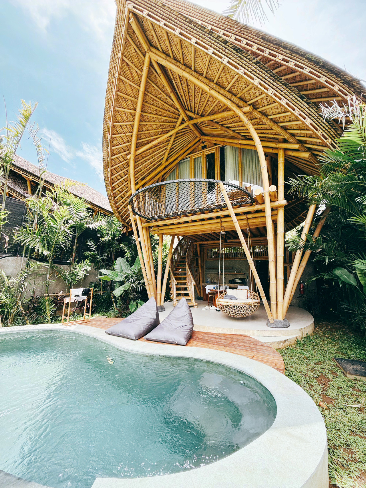 This marks my fourth visit to Bali, and I've always dreamed of staying in a "Bamboo Villa." However, the high prices of such accommodations had always deterred me. This time, I stumbled upon a newly opened, budget-friendly bamboo villa with a private pool for two—and I immediately decided to give it a try! From the moment I checked in, I was pleasantly surprised. The staff were incredibly friendly and genuine, leaving a great first impression.

🌿 Stepping into the resort was a healing experience: lush greenery and a beautiful semi-open design.
Upon arrival, I was greeted by a semi-open reception area with a view extending to the bamboo groves and greenery beyond. The overall atmosphere was incredibly relaxing. This small resort features around ten double bamboo pool villas. Though compact, the environment is exquisitely designed and surrounded by greenery.

🏡 Inside the Villa: The first floor includes a living room, a small kitchen, and a bathroom, while the second floor houses a bedroom with a balcony. The simple yet cozy design exudes a therapeutic vibe that made me gasp in awe the moment I stepped in!

- Bamboo structure + semi-open design, accompanied by the sounds of nature like chirping insects and flowing water, creating a super relaxing ambiance.
- The first floor features a semi-open living room with a comfy hanging chair perfect for lounging all morning.
- The private pool is impeccably clean, tempting you to take a dip every day.
- Semi-open bathroom: a large round bathtub, a comfortable rain shower, and dual sinks for convenience.
- Bright lighting at night eliminates any fear of darkness often associated with bamboo houses.

☕️ The small kitchen is equipped with a capsule coffee machine, a microwave, and a fridge stocked with complimentary drinks.

🛏 Second-floor bedroom:
- Equipped with air conditioning for comfort and an electric mosquito repellent to keep bugs at bay.
- A safe is also provided in the room.

The entire villa blends seamlessly with nature while offering modern amenities, making it an incredibly comfortable stay.

Additional perks:
- Yoga mats are available for rent.
- You can also sign up for yoga classes and other workshops and activities. Although my schedule was packed this time, I’d love to try them in the future.
- Breakfast can be enjoyed at the restaurant or delivered to your room if you inform the butler via WhatsApp the night before—such a luxurious experience!

🔎 Three things to note (but they didn’t affect my satisfaction):

1. Weak soundproofing (an inherent issue with semi-open accommodations)
Due to the bamboo structure and ventilated design, you can hear loud neighbors more clearly, as well as the sounds of nature (insects, birds, and flowing water).
👉 If you’re particularly sensitive to noise, you might want to consider this.

2. Insect presence (but less than expected)
I was mentally prepared for this, given the nature-centric accommodation. During my stay, I only encountered a few small insects and some harmless black ants near the kitchen’s bamboo pillars, which were entirely within an acceptable range.

3. Water usage caution
The water storage system goes into standby mode at night. If you happen to use up the water tank, there might be a brief water outage. However, the system resumes normal operation after 9 AM.

🌟 Conclusion: A high-value bamboo villa that combines nature, comfort, and affordability.
This villa experience exceeded my expectations:
✔ Natural ambiance of bamboo architecture
✔ Modern and clean facilities
✔ Private pool + semi-open bathroom
✔ Thoughtful butler service
✔ Much more affordable than similar accommodations

If you’re looking to experience your dream bamboo villa without breaking the bank, this is a place I’d gladly revisit and recommend to travelers seeking nature-inspired villas.

——————————————

🏠 Address:
Jl. Lodtunduh I, Ubud, Gianyar, Bali 80571
🛏️ Atmosphere/Facilities:
A one-bedroom duplex pool villa with a living room, bathroom, and small kitchen downstairs, and a bedroom with a balcony upstairs.
💡 Features:
A bamboo villa built in September 2025 with an eco-friendly design that blends seamlessly with the surrounding rice fields and natural scenery, creating a therapeutic vibe.
💸 Average Price:
Around HK$1060/night (including a complimentary set breakfast). This was the price during my November visit, offering excellent value for money.

📝 Rating: ★★★★★ (4.5 / 5)