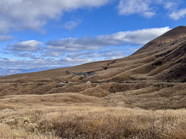 🍂秋日阿蘇山:米塚的金色光影、草千里的高原風、火山的震撼能量 🍂秋日阿蘇山:米塚的金色光影、草千里的高原風、火山的震撼能量
