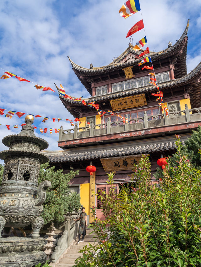 A Quiet Temple Moment in the Middle of Zhujiajiao 🕯️