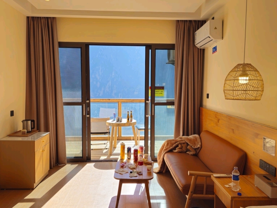 The Middle Guesthouse is one of the most famous accommodations for travelers hiking the high trail of Tiger Leaping Gorge. Situated seemingly on a cliff in the middle of the gorge, arriving here feels like you've ascended closer to the sky. Many trekkers departing from Lijiang choose to stay here as a midpoint during their journey, making it a perfect resting spot, just as its name suggests.