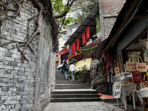 Strolling Through Shancheng Alley: Old Chongqing Vibes with River