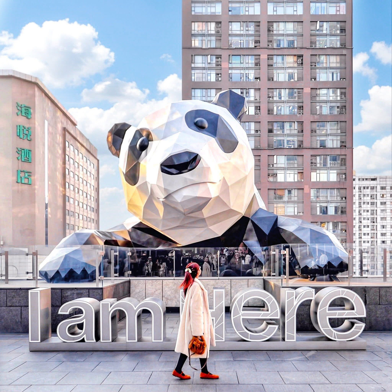 🐼🥢 This street is totally panda-approved! Sharing a walking itinerary for the best food spots on Chunxi Road, the famous home of the giant climbing panda! It’s not just a shopping district—it’s also a top-tier hub for some seriously good food therapy and an absolute foodie's paradise. The vibe is amazing, it's super walkable, perfect for laid-back dining, and packed with gorgeous photo ops. You'll never get bored!


