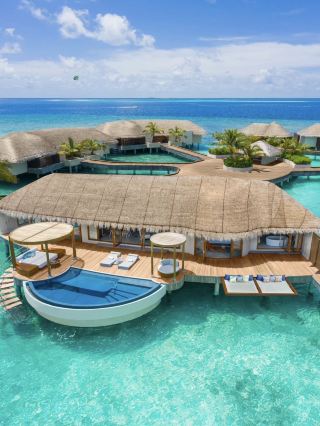 ลิ้มลองอาหารริมทะเลและสัมผัสบรรยากาศมหาสมุทรที่ W Maldives 🌊🍴