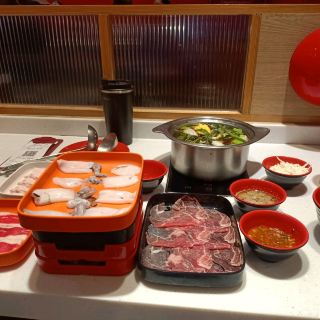 Let's try Lucky Suki, the highly popular suki restaurant.