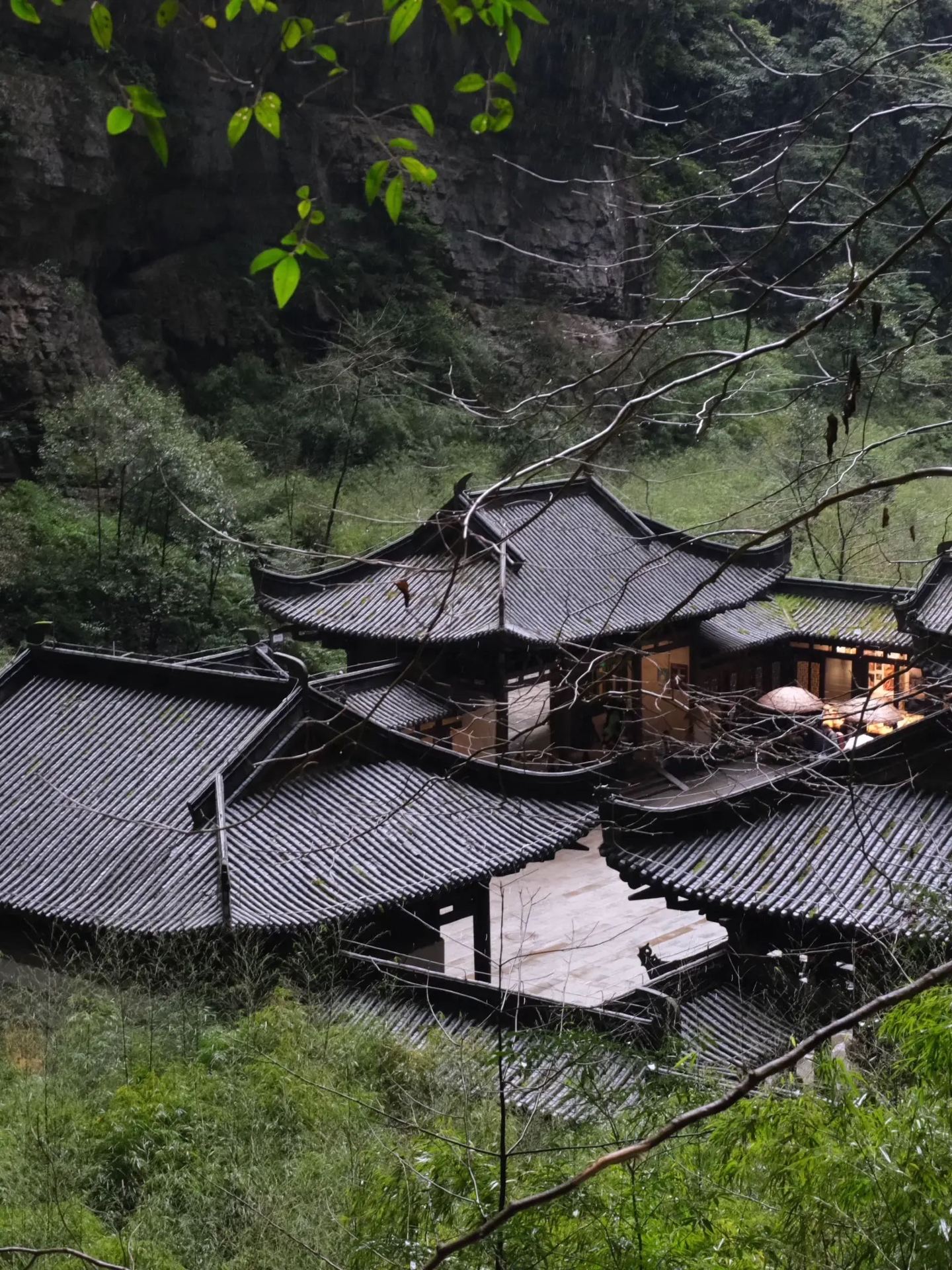 · * Kenapa namanya Tiankeng (Lubang Langit)? >> Karena tempat ini terbentuk dari amblesan tanah, sehingga menciptakan jalur lembah yang spektakuler.
· Lokasinya di Kota Wulong, sekitar 1 jam perjalanan dari Chongqing dengan kereta cepat.
· Perjalanan dari gedung berbentuk piramida ke pintu masuk Tiankeng cukup berkelok-kelok. Sudah disediakan kantong muntah di dalam kendaraan. Kalau kamu gampang mabuk darat, sebaiknya minum obat dulu, ya.
· Sekitar 90% jalurnya landai kok. Tangga cuma ada banyak di bagian awal setelah turun dari lift.
· Waktu jalan kakinya kurang lebih 3 jam. Udaranya sejuk sepanjang tahun, jadi jalannya enak dan nggak bikin terlalu capek.
· Tempat wisata lain di sekitarnya ada Gunung Peri (Fairy Mountain) dengan padang rumputnya yang cantik, dan Ngarai Longshui (Longshui Gorge) yang punya jalur jalan kaki di tepi sungai dalam lembah.
· Kamu bisa mengunjungi 3 tempat wisata sekaligus dalam sehari, tapi harus pintar-pintar bagi waktunya di tiap lokasi.