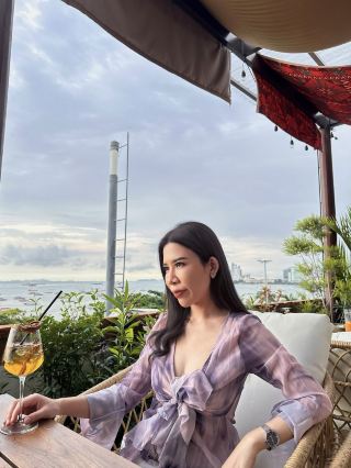 Moon Whale Pattaya 🌊🌙
Moon Whale เป็นบาร์และร้านอาหารริมทะเลในพัทยาที่โดดเด่นด้วยการตกแต่งสไตล์โมเดิร์น พร้อมวิวอ่าวพัทยาแบบพาโนรามา บรรยากาศช่วงเย็นโรแมนติกมาก เหมาะสำหรับมานั่งจิบเครื่องดื่ม ชมพระอาทิตย์ตก หรือดินเนอร์กับคนพิเศษ
ร้านมีมุมถ่ายรูปสวยหลายจุด ทั้งโซนบาร์ ซุ้มโค้งดีไซน์เก๋ และที่นั่งริมทะเลที่รับลมได้เต็มที่ ยิ่งช่วงเย็นจนถึงค่ำจะเปิดไฟ เพิ่มความสวยงามและบรรยากาศสุดชิล อาหารและเครื่องดื่มมีให้เลือกหลากหลาย เหมาะทั้งสายคาเฟ่และสายแฮงเอาต์
⭐ คะแนน: 9.5/10
#MoonWhale #MoonWhalePattaya #Pattaya #PattayaCafe #PattayaBeach #Sunset #SeaView #ThailandTravel #TripMoment #รีวิวพัทยา #ร้านอาหารริมทะเล #บาร์ริมทะเล