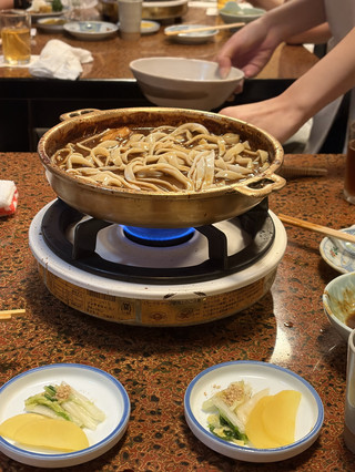 在名古屋・納屋橋老字號品嚐熱騰騰的「雞肉味噌壽喜燒」。