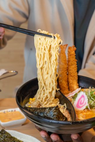 พาชมที่นั่งรังผึ้งของร้าน Kyuramen ใน Shenandoah