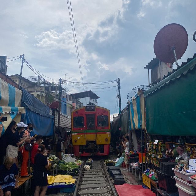 Meaklong Train Station 