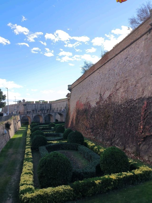 Exploring Montjuïc Castle: A Fortress of History and Views 🏰🌅