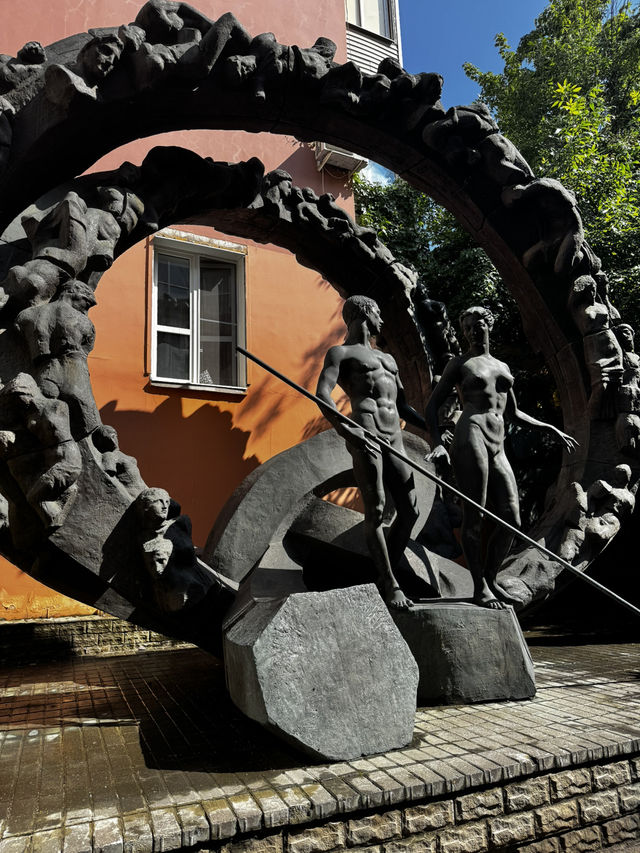 🎨 Unlock Your Eyes to Art: Gallery of Genius Zuraab Tsereleli Right in Moscow's Heart! 