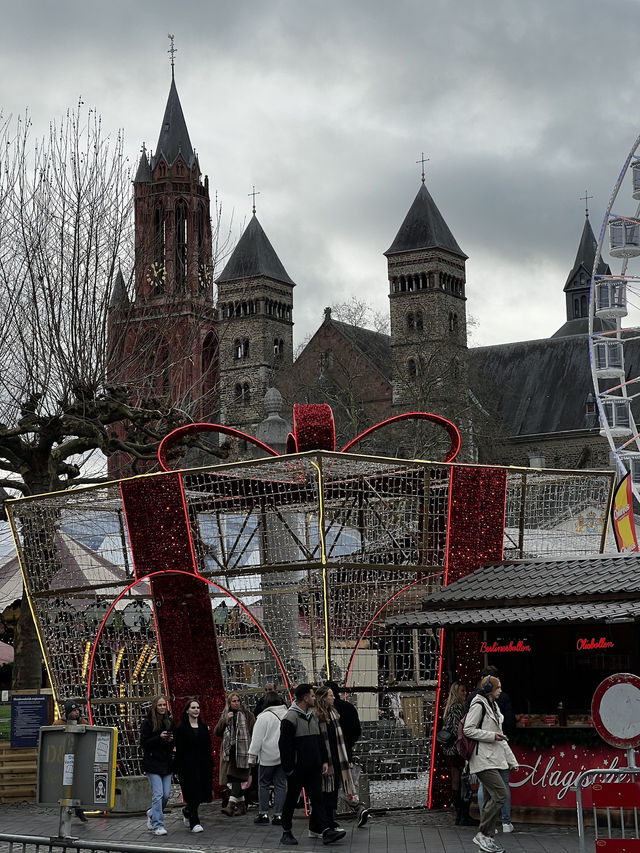 🎄✨ Maastricht Weihnachtsmarkt – Where Christmas Dreams Come to Life 🎁⛸️  