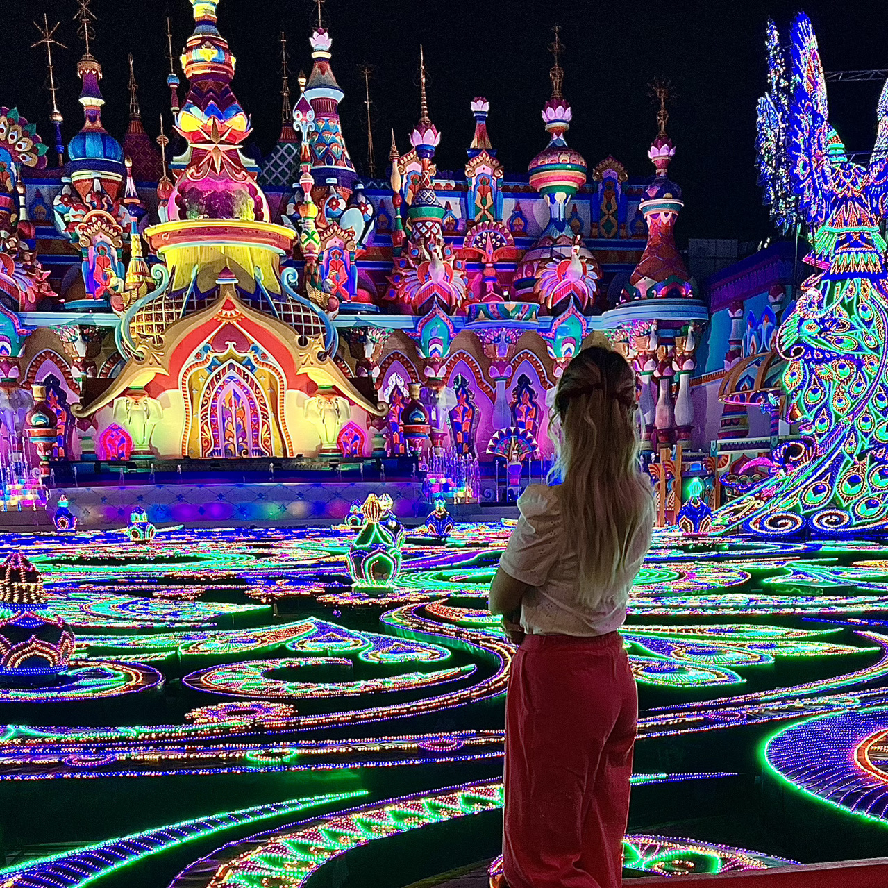 To make your evening at Carnival Magic perfect and hassle-free, I've gathered the latest schedule and logistics information for 2026. This place is massive, so timing is everything!
I've attached a map in the photos☝️
📅 Schedule and Opening Hours
The park doesn't operate every day, so plan your visit in advance.
Operating Days: Monday, Wednesday, Saturday.
Park Hours: 5:30 PM – 11:30 PM.
Dinner (Bird of Paradise): 5:30 PM – 8:30 PM (it's best to arrive by 6:30 PM to enjoy your meal before the show starts).
Main Show-Parade "River Carnival": Starts at 9:00 PM (doors to the hall open at 8:30 PM). The show lasts about 50 minutes.
Kingdom of Lights: Opens right after the parade ends (around 10:00 PM) and operates until closing. This is the best time to stroll among millions of lights.
🚕 How to Get There:
Best Options
The park is located on Kamala Beach (in the same area as Phuket FantaSea).
Official Transfer (Most Convenient): When purchasing your ticket, add the transfer option (usually +350–400 baht). You'll be picked up directly from your hotel lobby around 5:00 PM–5:30 PM and brought back after closing. This is the safest and easiest option if you're traveling with a friend.
Taxi (Bolt or InDrive): If you're coming from Patong, the trip takes 15–20 minutes (cost ~300 baht). From Phuket Town or the Wichit area, it takes about 35–40 minutes (~450–550 baht).
Own Bike: The road to Kamala through the hills is very scenic, but be cautious on the curves in the evening. The park has a large free parking area.
💡 My Timing Tips
Arrive by 6:00 PM. This gives you 2.5 hours before the show. This time is enough to:
Have dinner in the golden hall of Bird of Paradise.
See the world's largest popcorn machine and grab a portion.
Watch mini street performances, bubble shows, and catch giant balloons.
Don't forget the dress code. The park has a lot of air conditioning (especially in the restaurant and show hall), so it might feel chilly. Bring a light scarf or cardigan.
Storage Lockers: Before entering the River Palace (for the show itself), you'll need to store your phones in a locker. Don't worry, it's very well-organized, and everything is returned quickly upon exit. But make sure to take all your photos in the park and by the popcorn machine before 8:30 PM!
🎈Tip:
The best light photos are taken in the "Kingdom of Lights" at the very end of the evening (after 10:00 PM). There are fewer people, and you can capture empty spots among the lights.
Check out the video about this place on my profile.