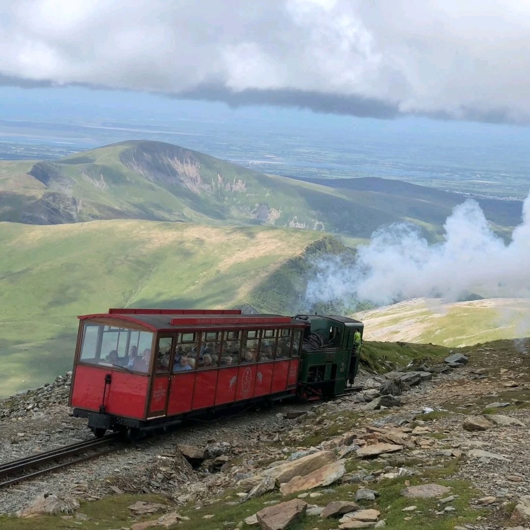 🏔️ Yr Wyddfa (Snowdon): Standing on the Roof of Wales 󐁢󐁷󐁬󐁳󐁿