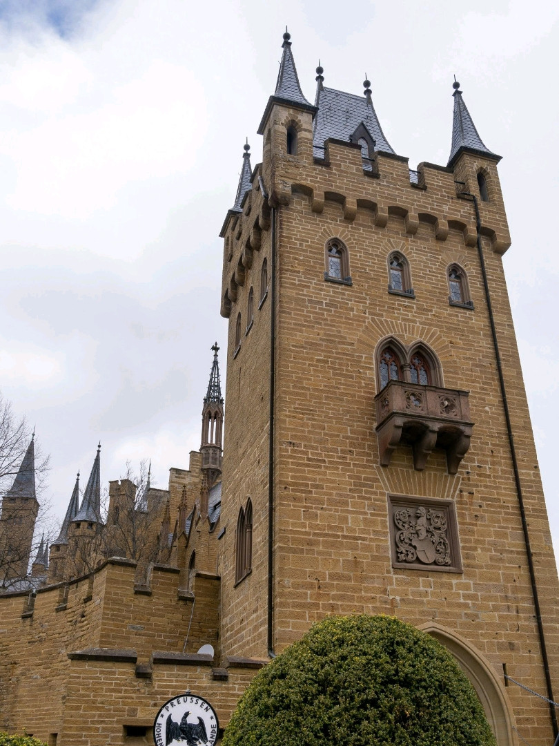 🏰 ホーエンツォレルン城 – 雲の上にそびえる要塞 | Trip.com ビジンゲン