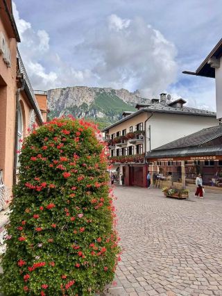 The Crown Jewel of the Dolomites: Scenic Views of Cortina d’Ampezzo 