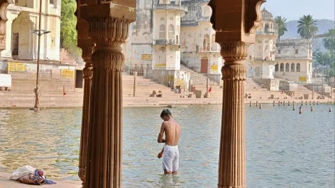 Planning or Spontaneity

When we were planning our trip to I — traveler post in Pushkar