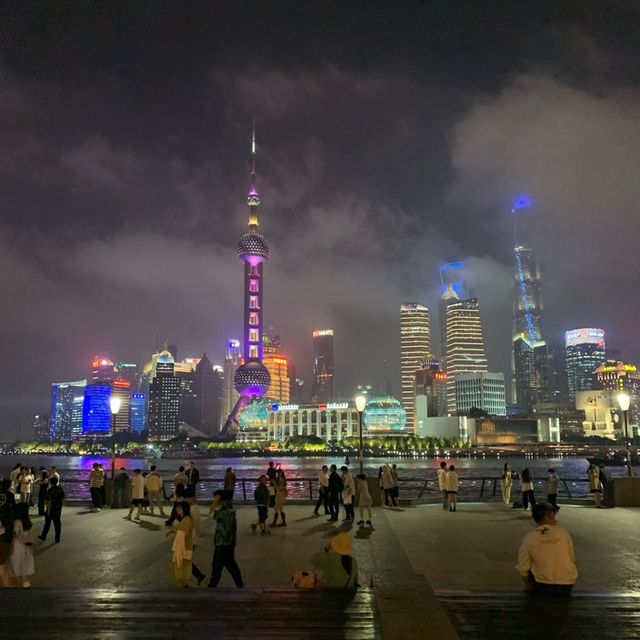 Red bridge 🌉 and the Bund in the evening 🌇