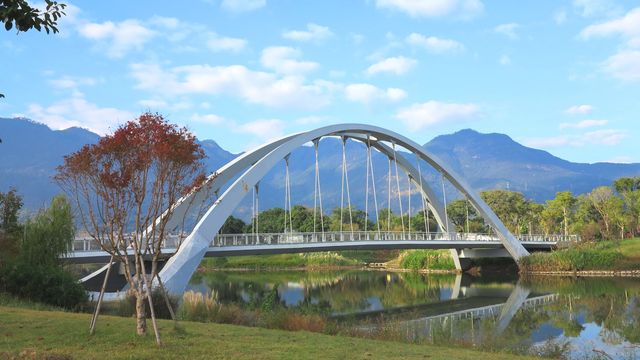旗山湖公園位於閩侯縣高新區，緊鄰福建師大和福建理工大學，湖水與溪源江和輪船港河相通，813畝的公園綠化面積，主要觀賞景點有:清風坪、桃花渚、荔枝林、梅渚島、古韻流芳等等，遊客可以在此劃船、賞花、放風箏、看日落……，它在2018年開始開挖興建，是目前福州地區第一大的綠色生態景觀湖泊公園