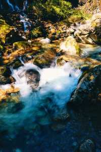 天生橋景區位於神農架南部的老君山北麓，發源於老君山的黃岩河流經此地，經過億萬年地表水和地下水的流動、