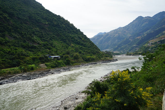 泸水市地處橫斷山脈縱谷地帶，境內雄奇險秀的峽谷山川