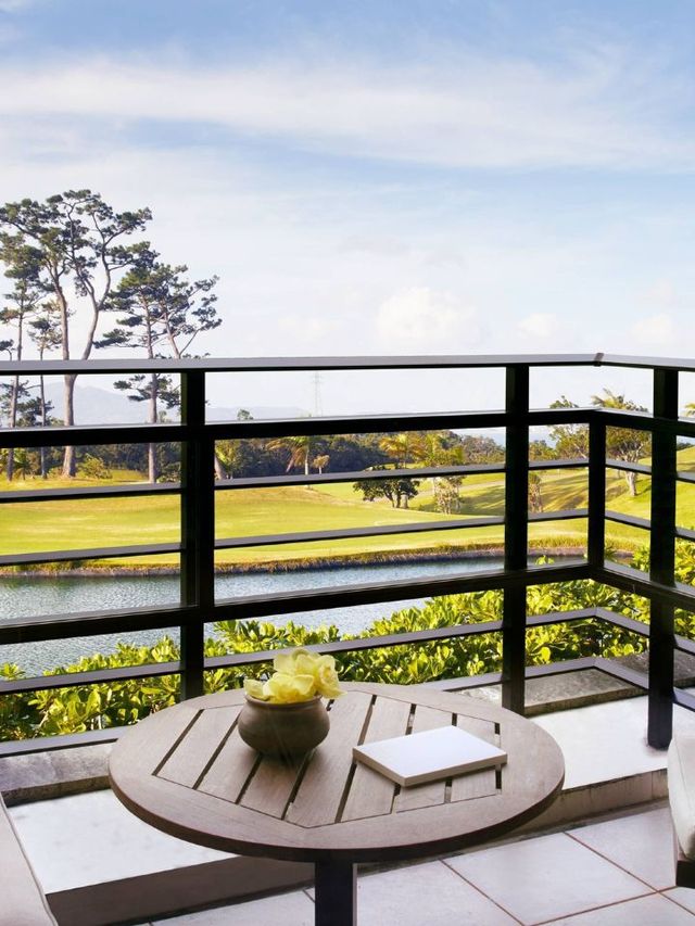 🏖️ Okinawa's Luxe Retreat: Ritz-Carlton Bliss 🌺