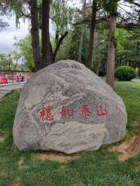 月湖公園位於市中心，是萊西市標誌性景點之一，有著三四十年的歷史了，在萊西有很高的知名度