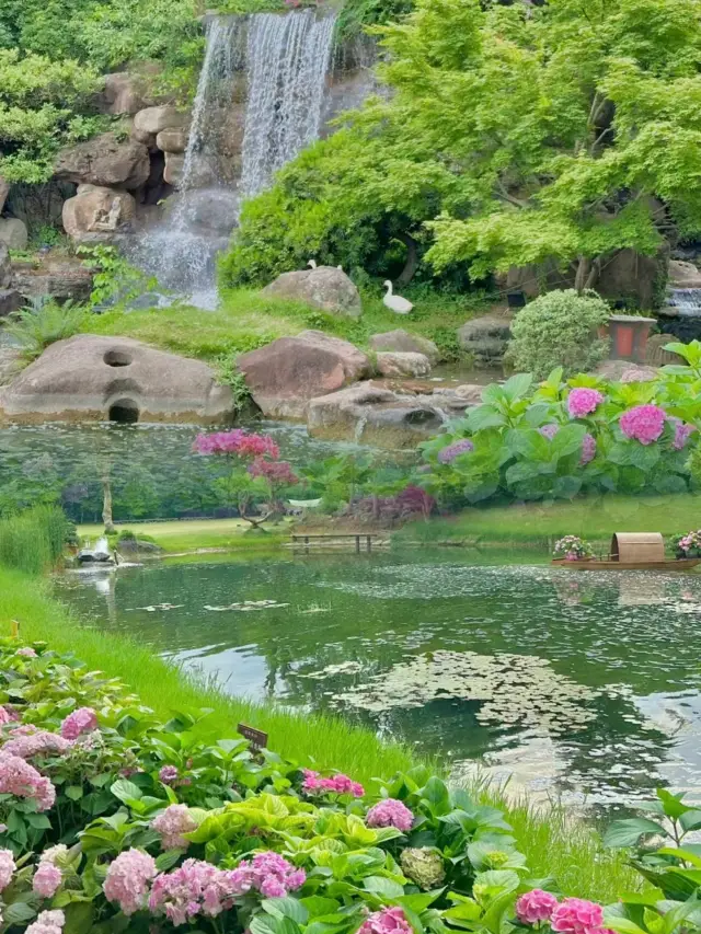 I don't think it's worth making a special trip for this, but it's true that the place is beautiful
