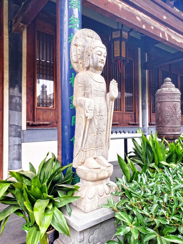 真如鎮，雖陷水泥森林中，唯這方淨土依舊
