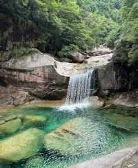 黃山九龍瀑：一瀑九折，探索碧綠潭水的奧秘！