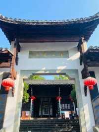信江書院是信江畔遇到的第二座古代書院，始建於清康熙年間，院落保存完整，是上饒市區最值得一遊的古蹟。