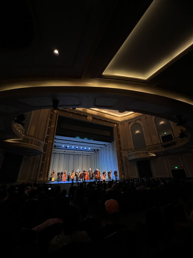 傾情演奏中的激情靈魂。
