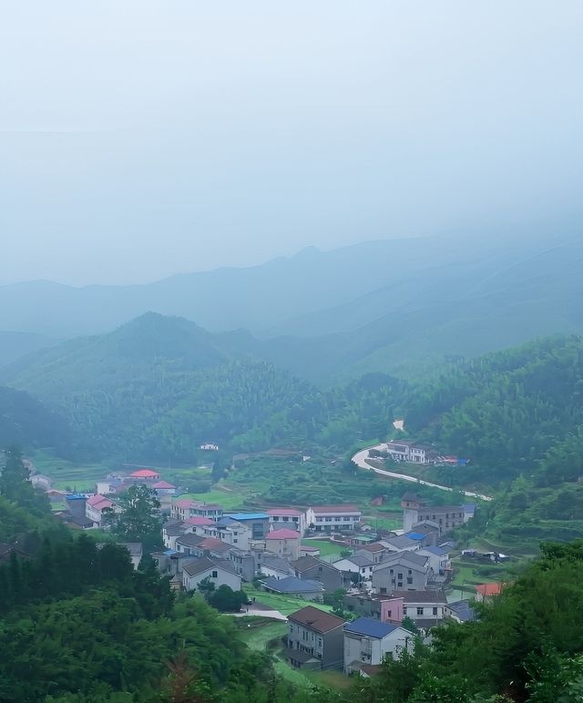 這麼漂亮的山有沒有人想去呢。。