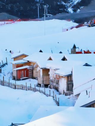 This is not the Snow Town in Northeast China, but the Zhegu Mountain in Western Sichuan. 